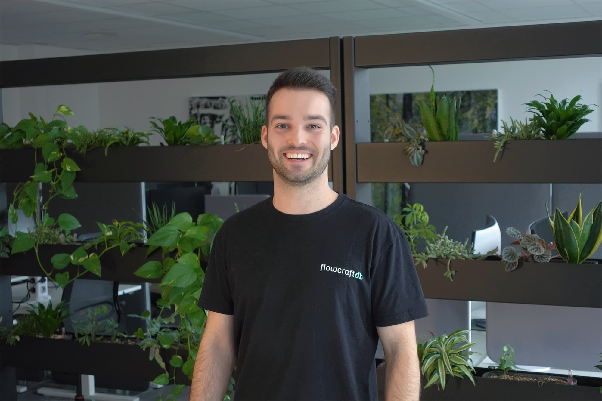 Leon aus dem FlowCraftDB-Team im Büro